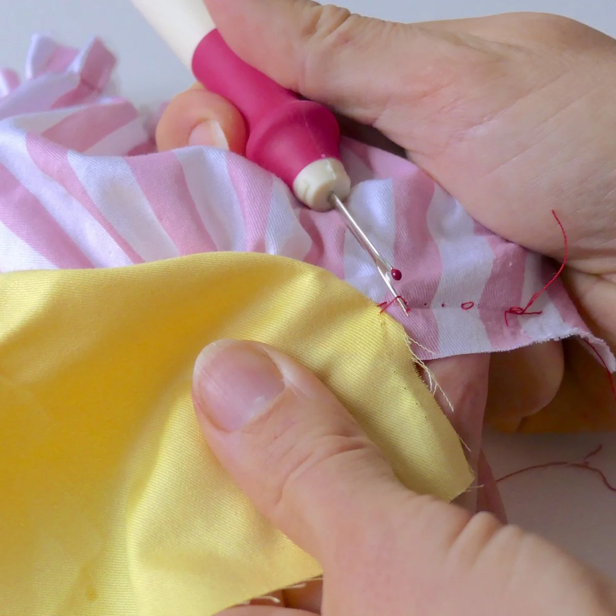 Deluxe Seam Ripper with A Large Ergonomic Handle - Image 3