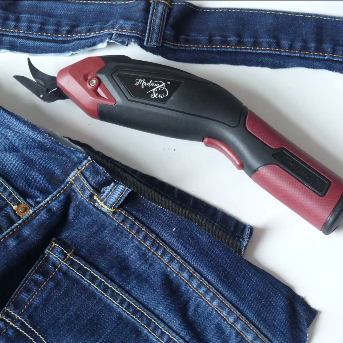 Electric Fabric Scissors - Cordless - Image 4