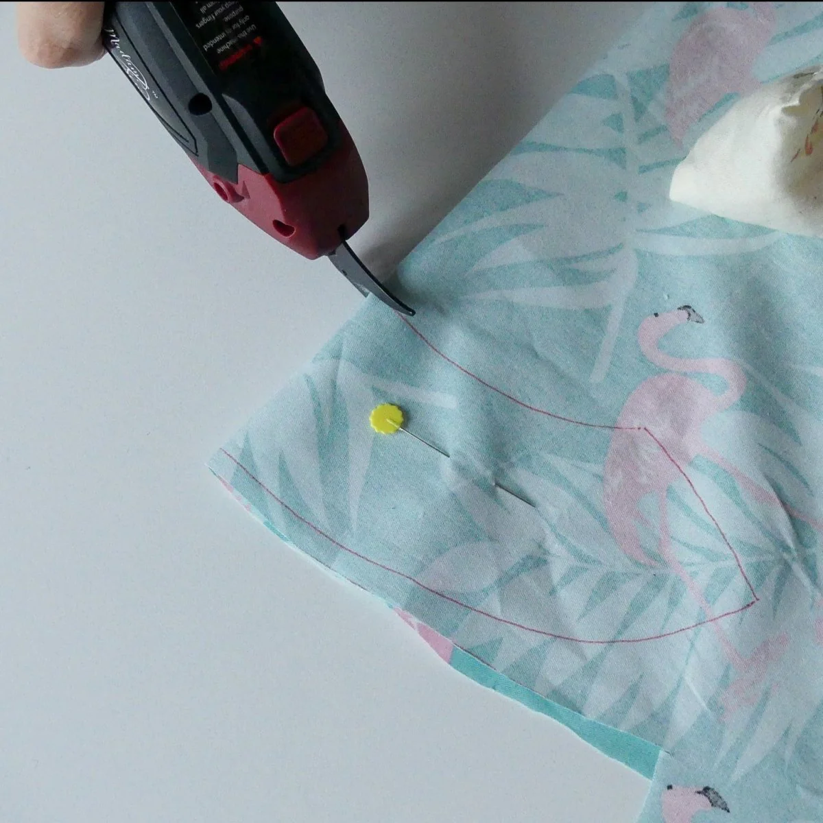 Electric Fabric Scissors - Cordless - Image 6