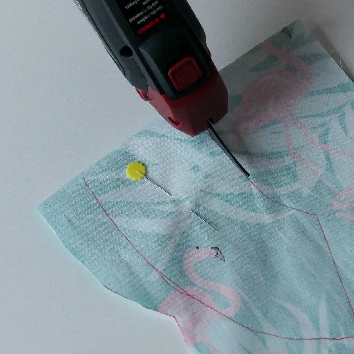 Electric Fabric Scissors - Cordless - Image 7