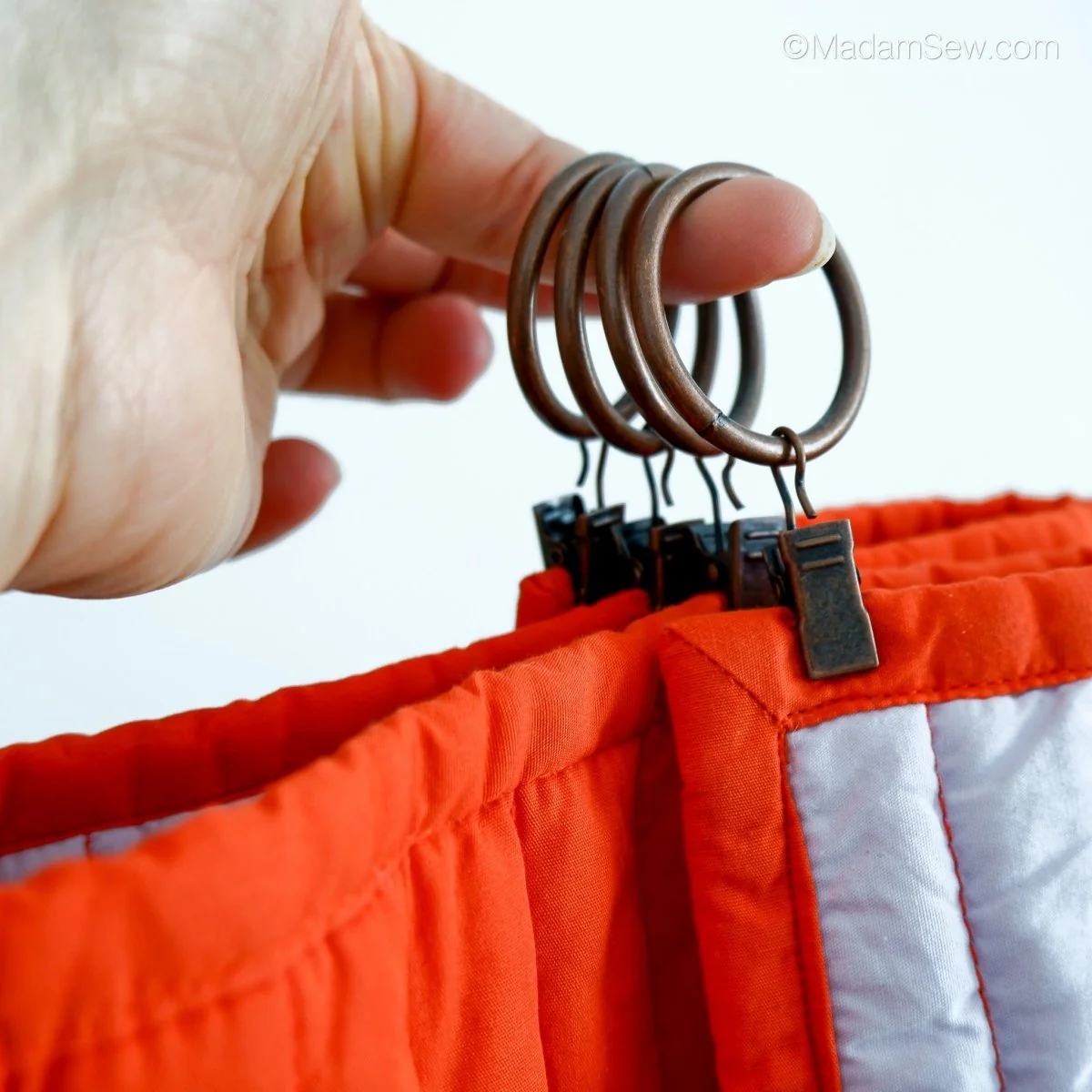 Metal Curtain & Quilt Hangers - 20pcs/set; 4 Colors to Choose From - Image 10
