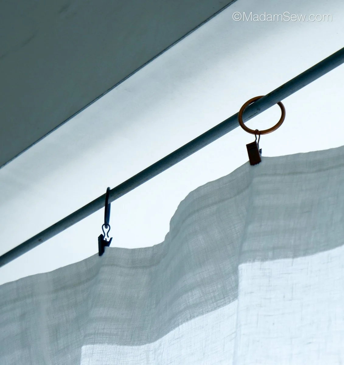 Metal Curtain & Quilt Hangers - 20pcs/set; 4 Colors to Choose From - Image 13